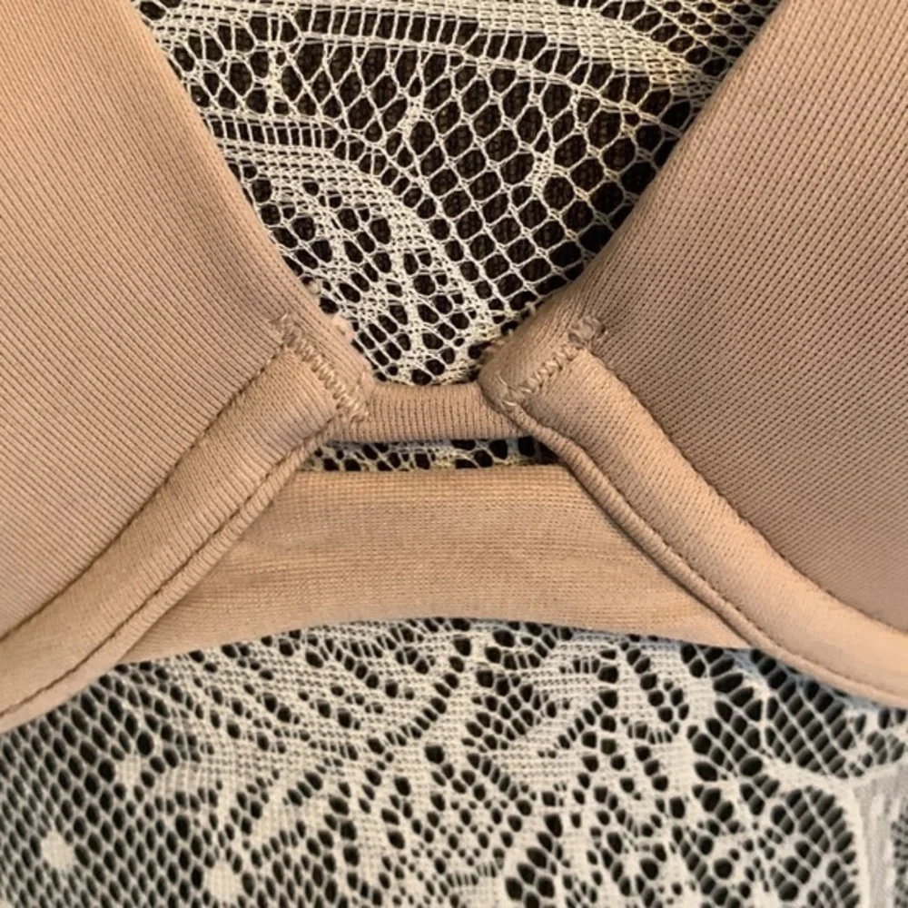 Vassarette beige convertible straps underwire‎ bra.  Lightly padded. Size 34B.